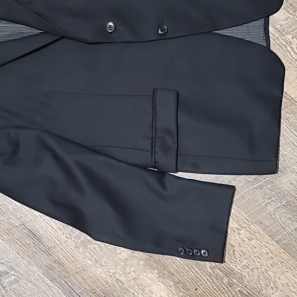 Like new men's suit jacket 42 short black by Calvin Klein slim fit Canada made - Picture 2 of 13